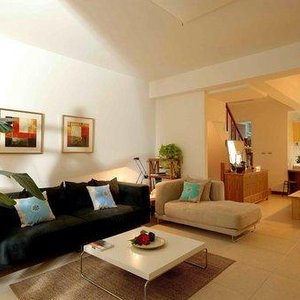 寬敞舒適的客廳，可聽音樂，或與好友共玩桌遊。The Living Room for listening to music or play Desktop Game with Friends.