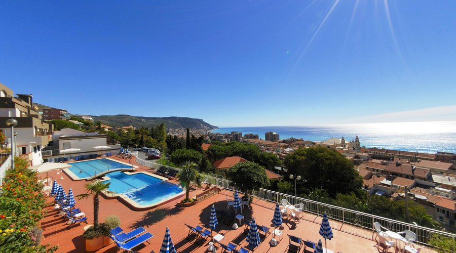 Residence Sant'Anna*** Pietra Ligure - La piscina fronte mare