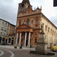 Borgomanero - La Collegiata di San Bartolomeo e la statua della Madonnina