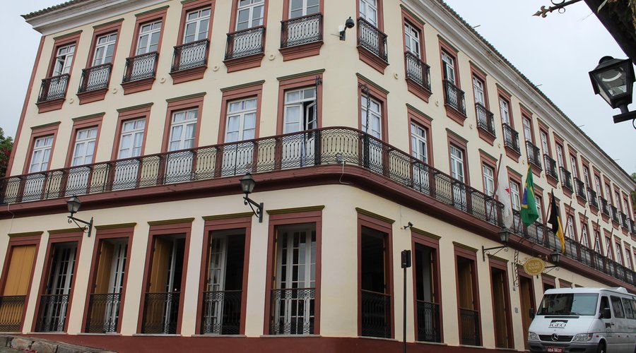 Vista externa do hotel em estilo colonial.