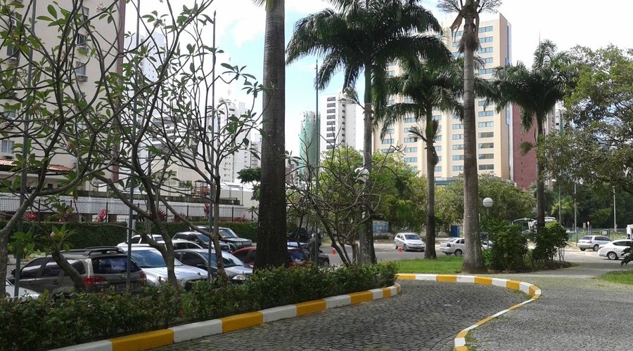 frente do hotel é bem arborizada