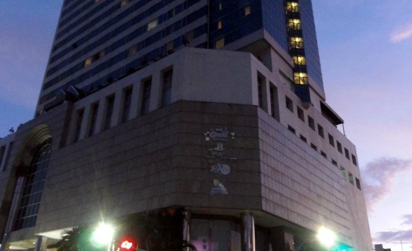 夜のサクラホテルです
