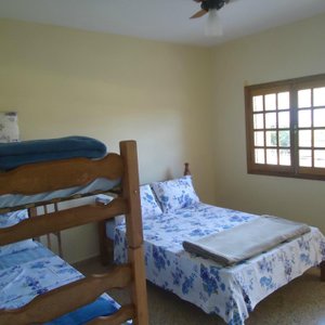 Chalé com ventilador de teto, varanda com rede de frente paredão da Cachoeira Casca d'Anta