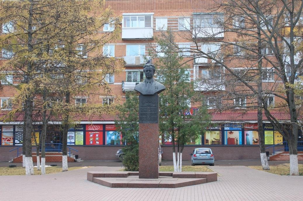 Лучшие дзержинск. Памятник Патоличеву Дзержинск. Памятник Сухаренко в Дзержинске. Сквер Патоличева Дзержинск. Бюст Патоличева.