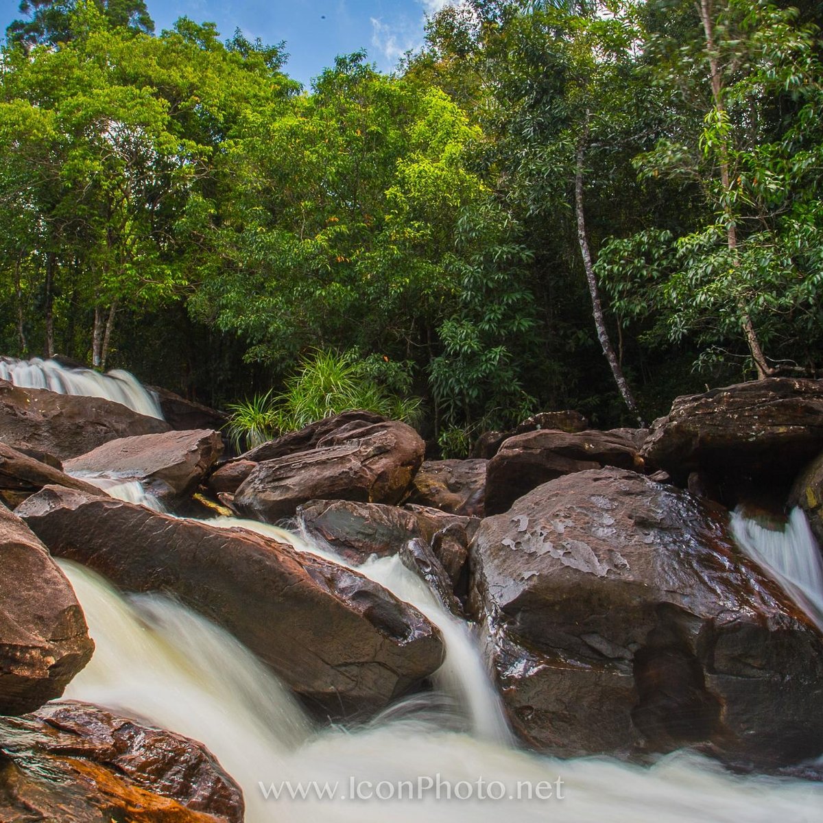 What is the meaning of trickling stream? - Question about English (UK)