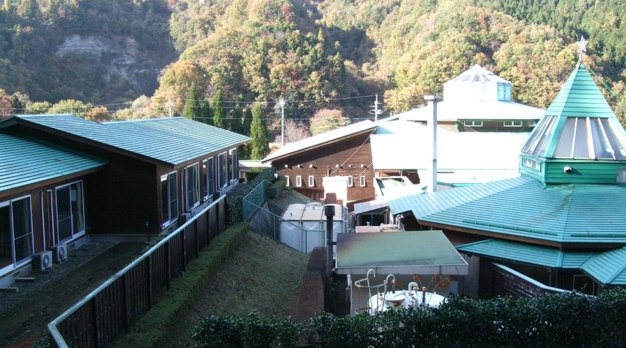 右が温泉施設で、左が宿泊施設です
