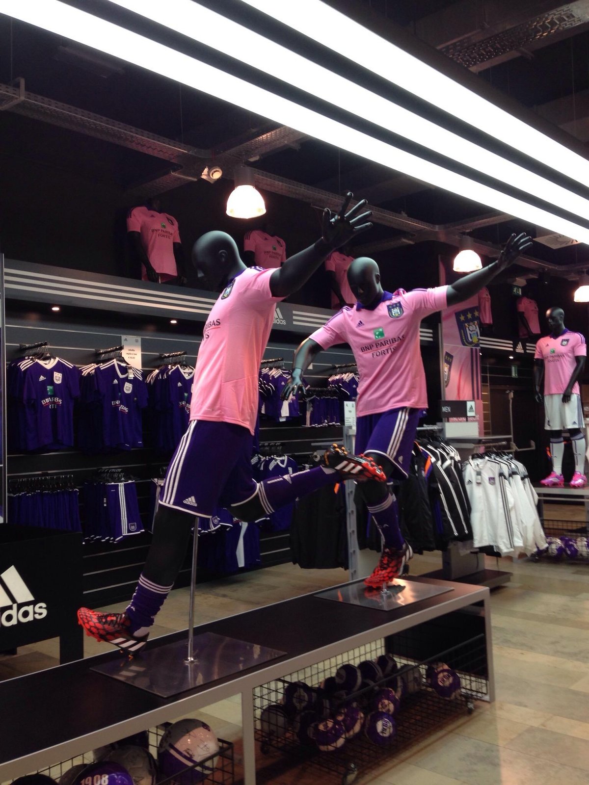 Fanshop RSC Anderlecht (Bruselas) - Lo que se debe saber antes de viajar -  Tripadvisor