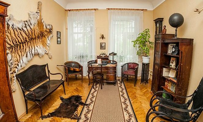 Рабочий кабинет В.К. Арсеньева