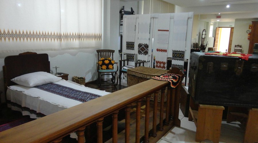 Quarto com lençóis e bordados usados início do século passado