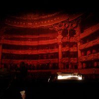 Вот такой оригинальный занавес в этом театре