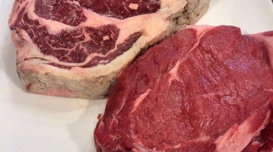 Chuletón de buey y entrecot de ternera para hacer a la piedra