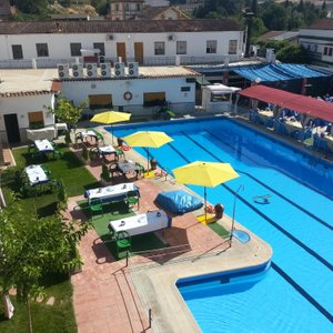 Un catering junto a la piscina