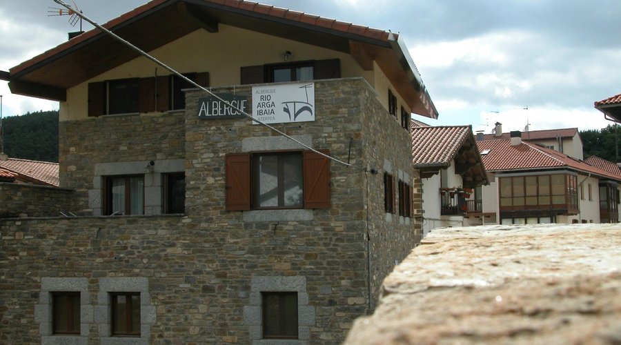 vista del albergue desde el puente medieval