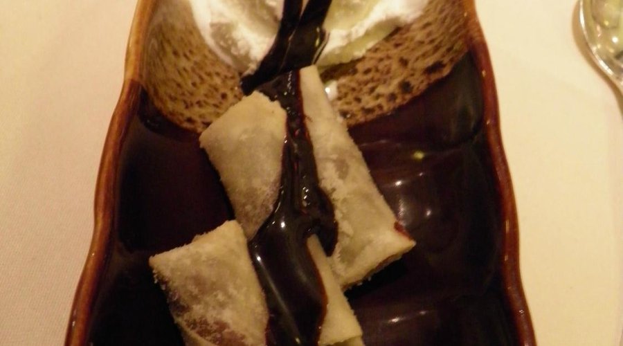 Rollitos de chocolate y plátano con helado