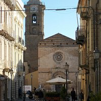 l'immagine della cattedrale vista dal fondo della strada