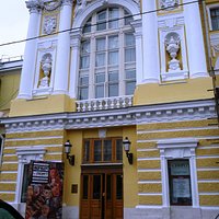 Вход в театр
