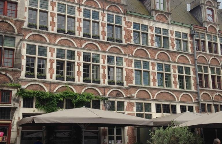 Voorgevel St-Veerleplein