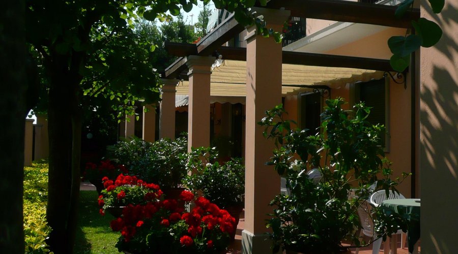 Giardino lato ingresso