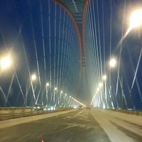 посередине
