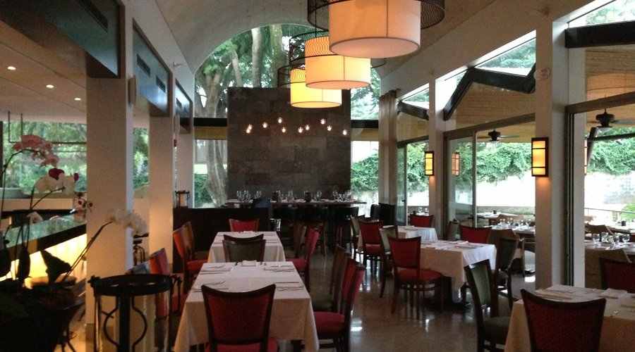 Salon frente al Bar