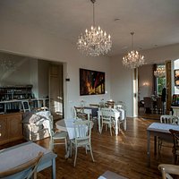 De salon ia sfeervol en ruim opgezet