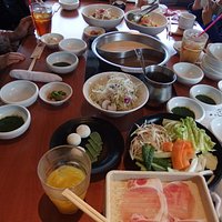 テーブル一杯に料理が並びました。