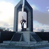 Сам памятник, фрагмент