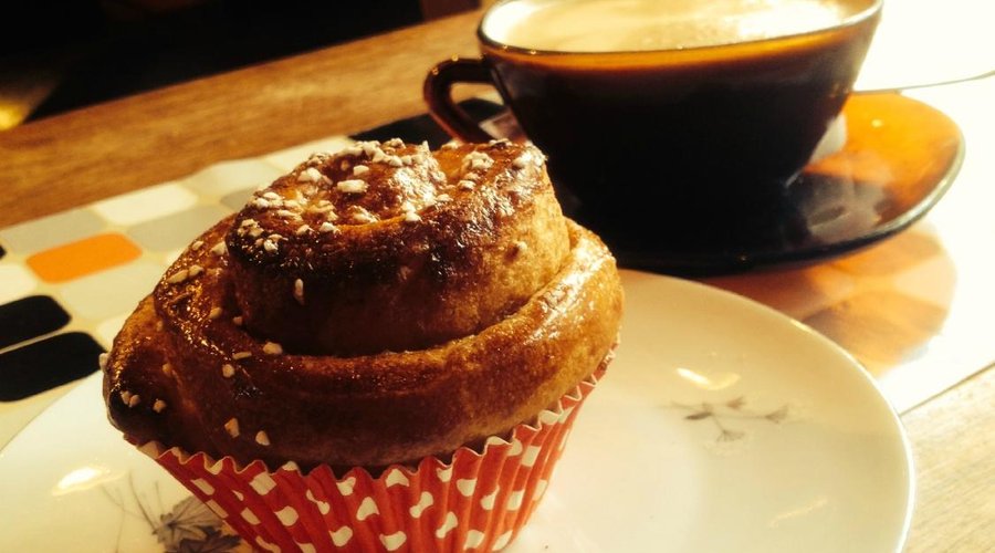Dry cinnamon roll and fake cappuccino. Lovely presentation, not so lovely taste.