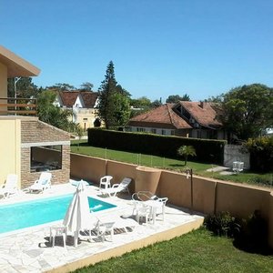 Vista da piscina da pousada