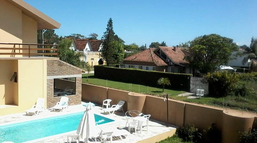 Vista da piscina da pousada