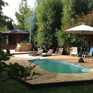 piscina  y tina de madera