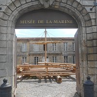 La réplique du radeau de la Méduse dans la cour du musée