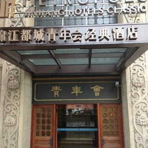 Jinjiang MetroPolo Hotel Classiq Shanghai Peoples' Square in Shanghai, image may contain: Furniture, Bedroom, Room, Indoors