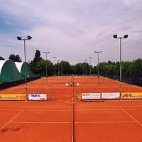 undici campi da tennis di cui sei coperti permanenti .