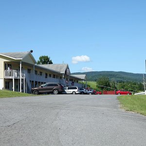 Red Carpet Inn, Richmondville