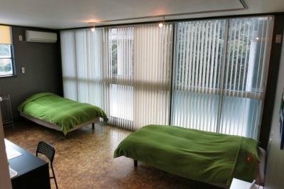 soprano　一面ガラス張りで明るいお部屋です。