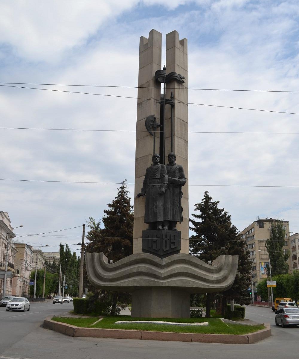 Памятники царицына. Памятник основателям Царицына-Волгограда. Памятник отцам основателям Волгоград. Памятник стрельцам в Волгограде. Памятник 1589 в Волгограде.