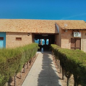 Vista a partir da saída dos quartos em direção à recepção e à praia