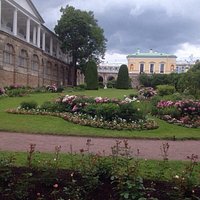 Вид на Фрейлинский садик и Камеронову Галерею (слева)