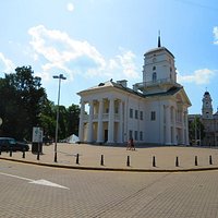 Скульптура находится рядом с ратушей