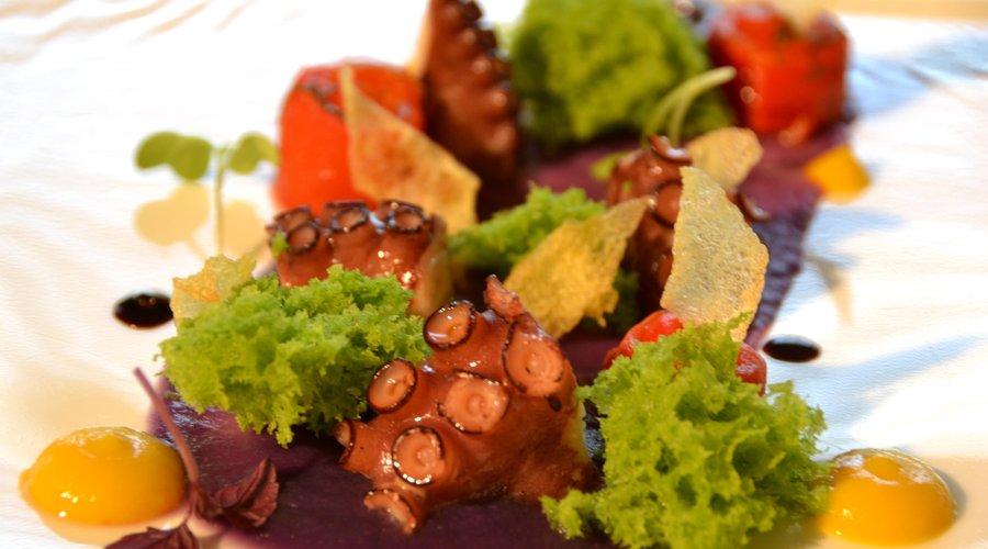 Polpo alla griglia, purea di Patata viola, Peperoni, Aceto balsamico e Santoreggia