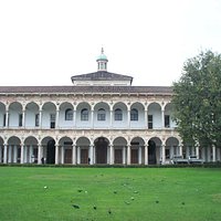chiesa inserita nel porticato