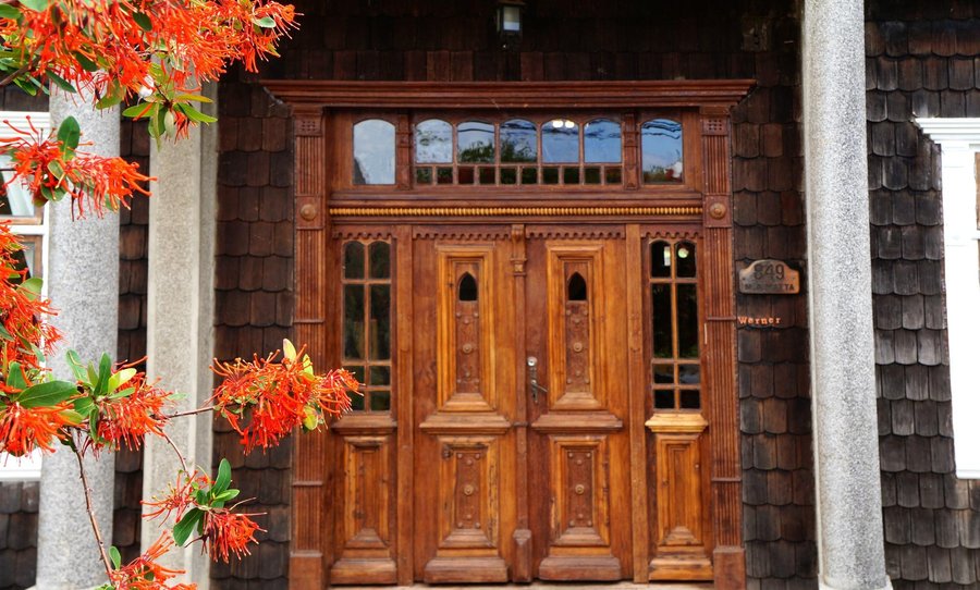 La puerta principal del hotel, en noble alerce y con sus vidrios originales