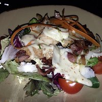 Ensalada pollo, bacon y queso