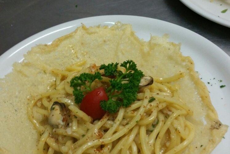 T rocco li con baccalà cozze  e bottarga in cialda di grana