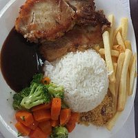 um dos pratos do dia: costelinha com barbecue