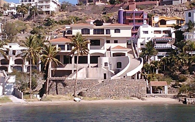 Beautiful homes in San Carlos harbor.