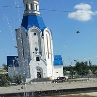 Храм летом и фонтан на площади перед храмом