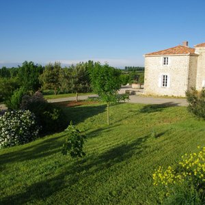 Vue de la rue sur la façade Est du Logis