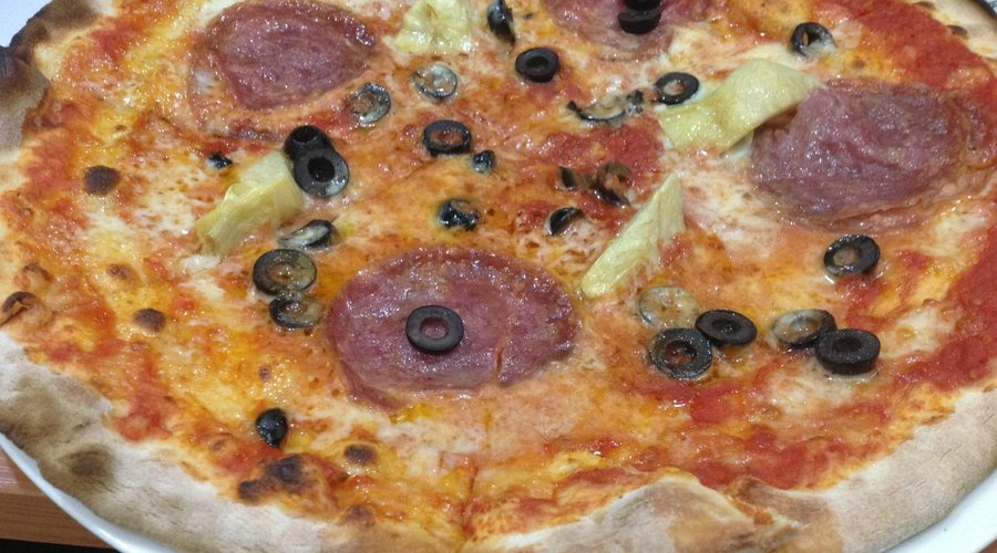 Pizza Salami , black olives , artichokes